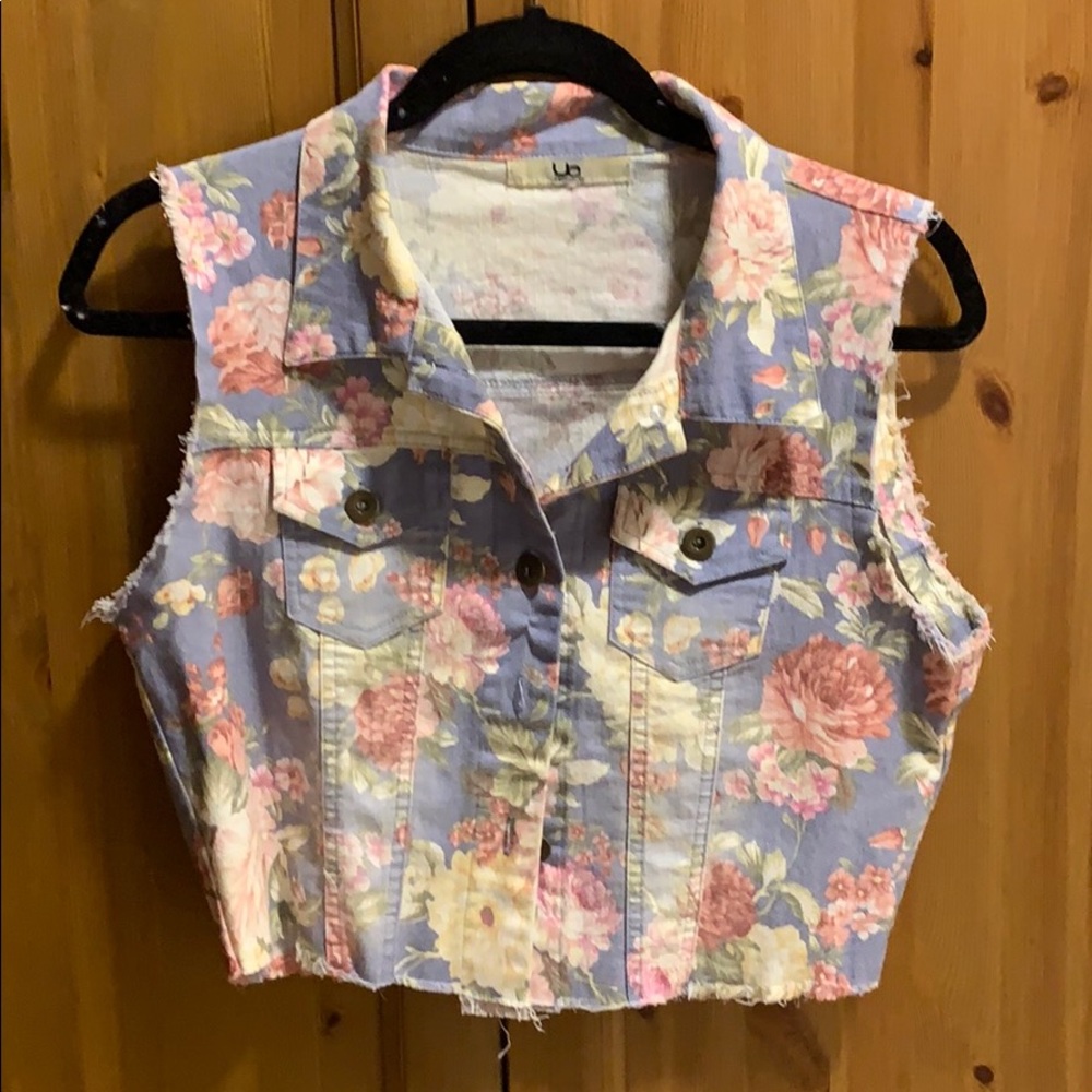 **NEVER WORN floral jean vest.🌷